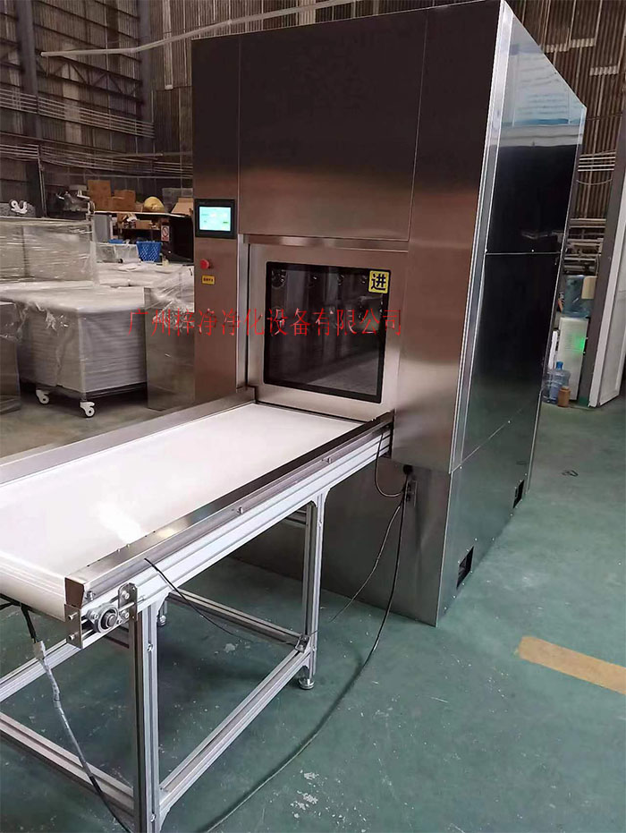 輸送帶傳遞窗還可吹淋被傳遞物品的表面，防止物品可能攜帶塵埃進入潔凈室。