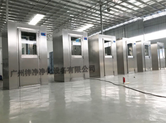 全不銹風(fēng)淋室采用全不銹鋼材質(zhì)制造，具有良好的耐腐蝕性、耐高溫性和耐磨損性。