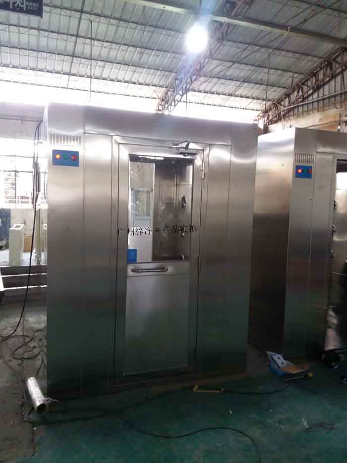 風(fēng)淋室應(yīng)配備高效過濾器，確保過濾效率達(dá)到行業(yè)要求。
