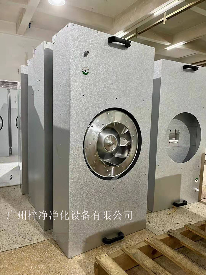 直流FFU適用于半導(dǎo)體、電子、平板顯示器和磁盤驅(qū)動器的廠家及光學(xué)、生物工業(yè)及其它對空氣中污染有嚴(yán)格控制要求的地方。