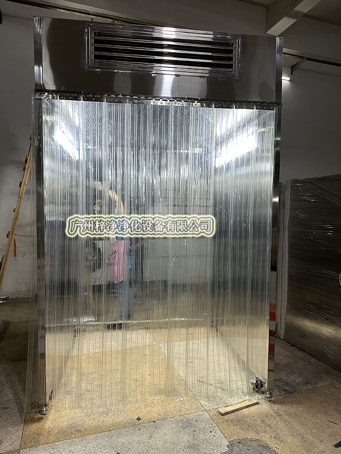 潔凈采樣車工作原理是從室內(nèi)空氣經(jīng)過初效過濾器、高效過濾器出風(fēng)的形式達(dá)到高潔凈度的工作環(huán)境，是一種垂直流局部空氣凈化裝置。