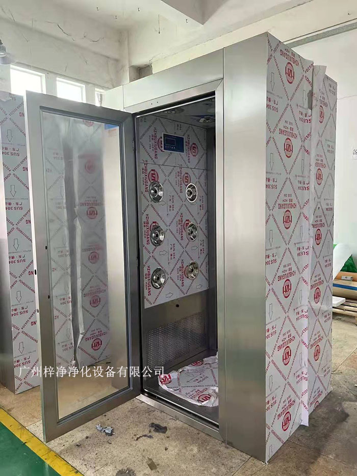 風淋室的主要功能是通過高速氣流將塵埃和污物吹離工作人員的衣物和身體，從而確保進入潔凈室的環(huán)境符合規(guī)定的潔凈度標準。