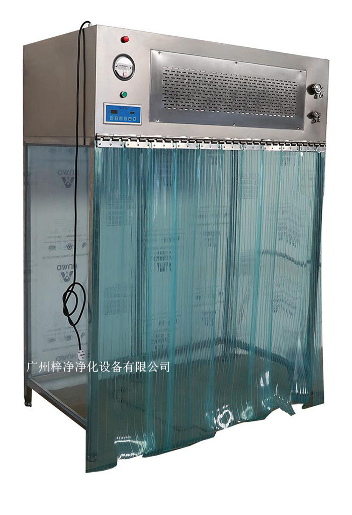 百級潔凈層流罩它主要由箱體、風機、初效空氣過濾器、高效空氣過濾器、阻尼層、燈具等組成。