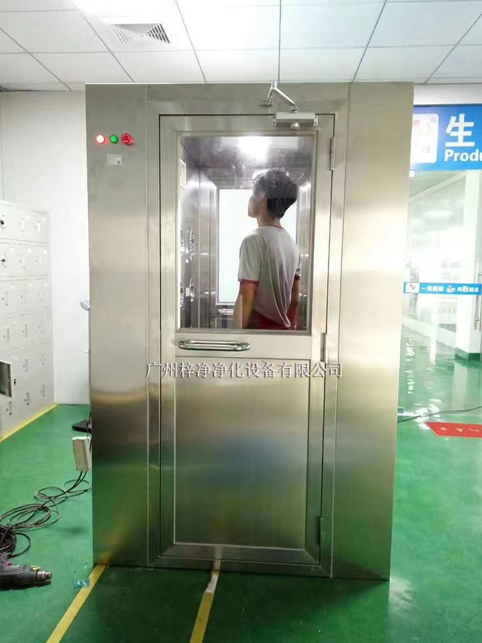 操作前應(yīng)檢查風(fēng)淋室各部件是否完好，包括門體、噴嘴、風(fēng)機(jī)、照明等。