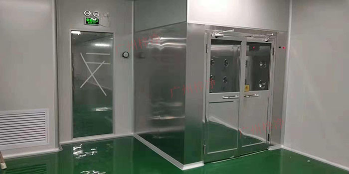 風淋室通過高速氣流對進入潔凈室的人員進行吹淋，有效去除身上的塵埃和微生物，減少污染源進入潔凈室。