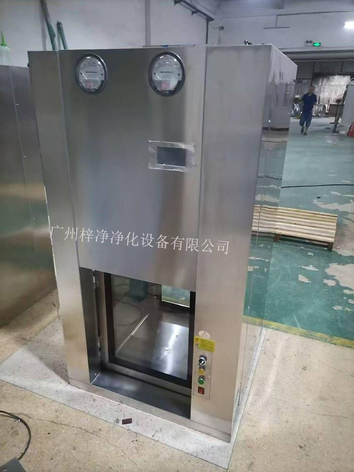 傳遞窗是一種用于潔凈室內(nèi)部或潔凈室與外界之間傳遞物品的設備，可以防止外部污染進入潔凈室。