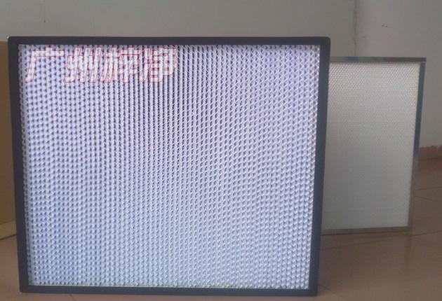HS有隔板高效過濾器可廣泛用于光學(xué)電子、LCD液晶制造，生物醫(yī)藥、精密儀器、飲料食品，PCB印刷等行業(yè)無塵凈化車間的空調(diào)末端送風(fēng)處。
